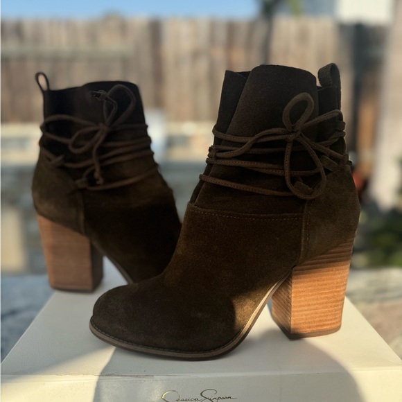 Jessica Simpson tie-up split suede ankle boots! Size 8! - Picture 2 of 7